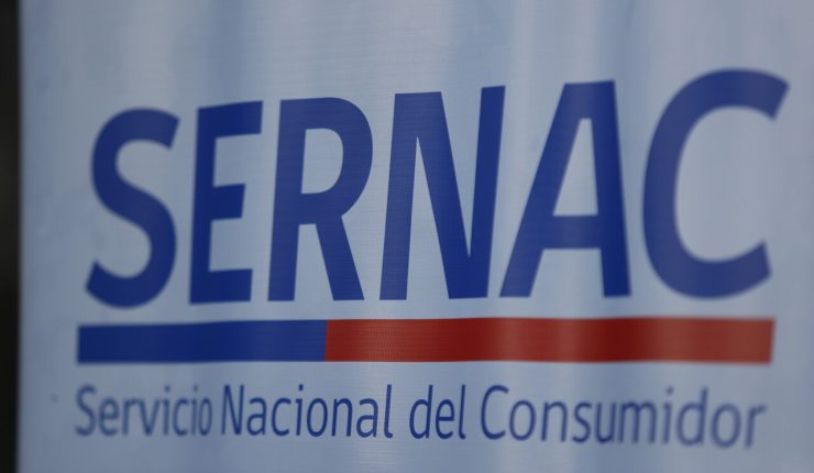 Sernac recibió más de 26 mil reclamos por extensos cortes de luz tras sistema frontal: 80% pertenecen a la RM
