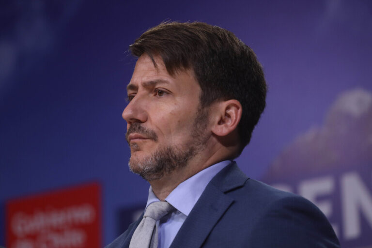 Ministro Pardow asegura que no más de 40 mil hogares de Maipú estarán sin luz mañana: Actualmente hay 97 mil hogares sin energía