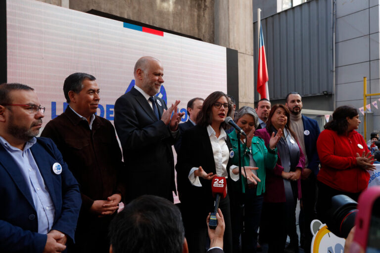 Diputadas de oposición exigen la salida de ministros y subsecretarios del Partido Comunista del Gobierno