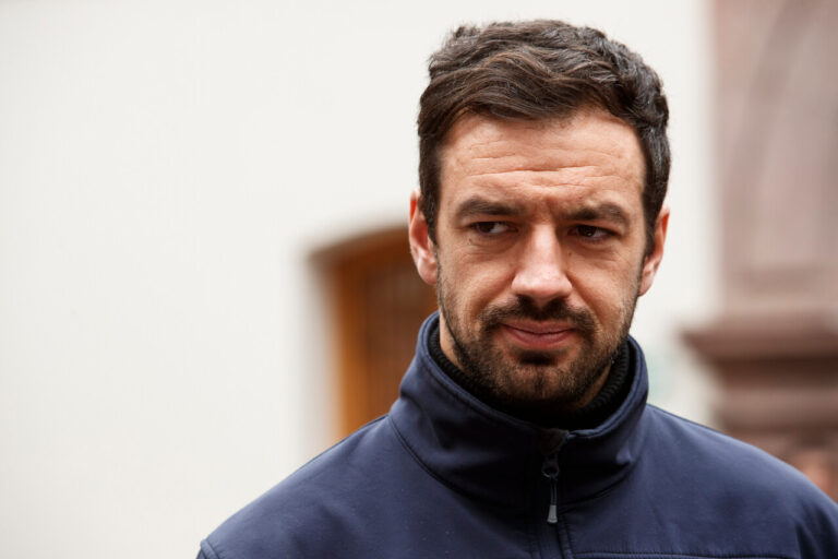 Vodanovic valora despliegue militar para despejar caminos tras caída de postes: 