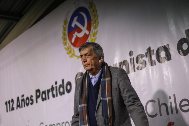 Lautaro Carmona no da su brazo a torcer y evita referirse a dichos de Boric que calificó de 