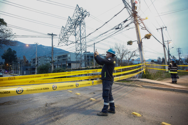 Tras daños materiales por sistema frontal: Presentan proyecto que aumenta multas para empresas que no retiren cables en desuso