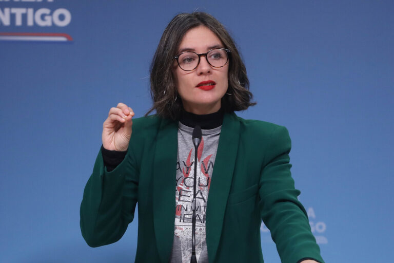 Ministra Vallejo anuncia sanciones a empresas eléctricas por cortes de luz prolongados en el país
