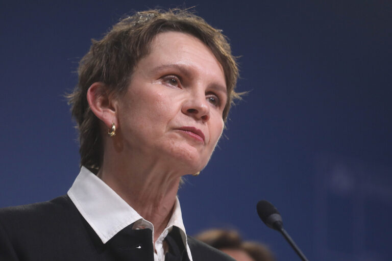 Fuertes vientos: Ministra Tohá llama a 