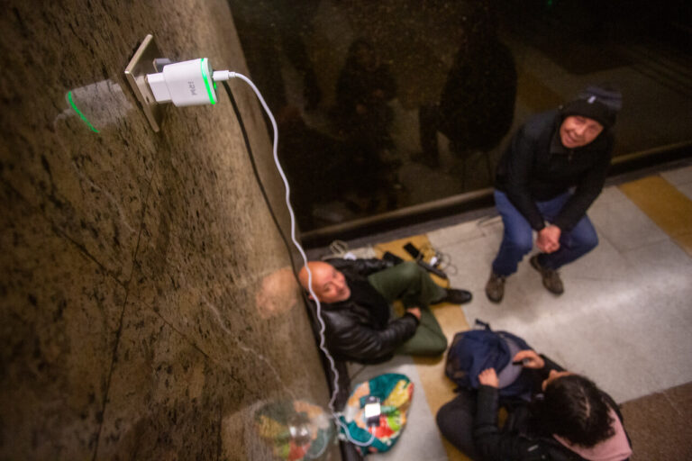Cortes de luz en Santiago: Revisa qué comunas siguen sin suministro eléctrico este domingo