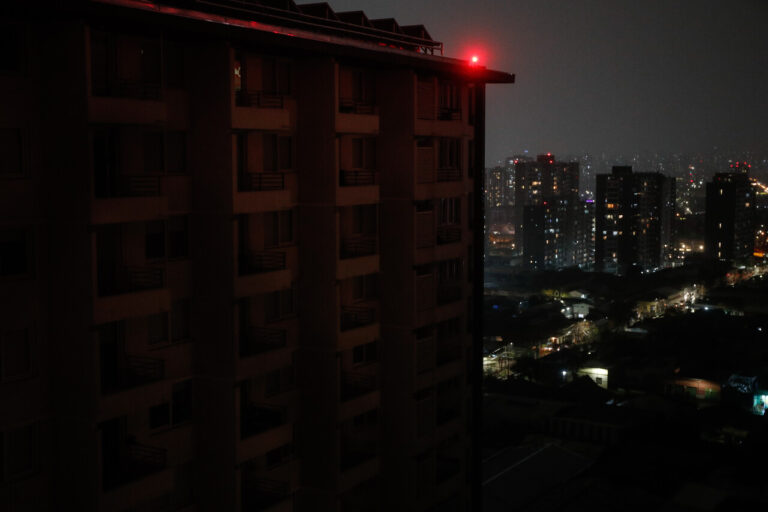 Siguen los cortes de luz en Santiago: ¿Qué comunas siguen sin suministro eléctrico este martes 6 de agosto?