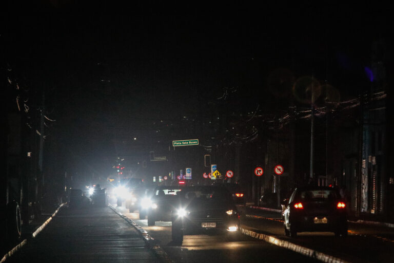 A cuatro días de los cortes de luz: Más de 140 mil clientes en la RM siguen sin electricidad