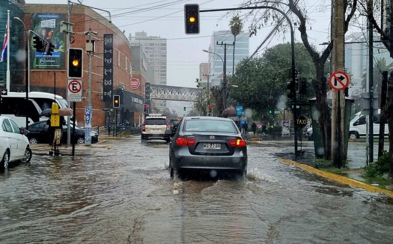 CGE activa plan preventivo ante pronóstico de lluvias en la Región Metropolitana