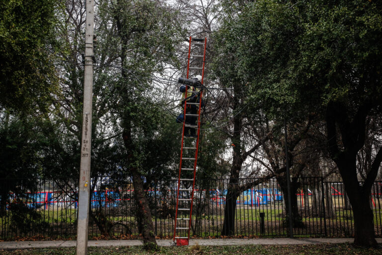 Sernac inicia un Procedimiento Voluntario Colectivo contra VTR tras efectos de cortes de luz
