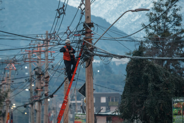 ¿Llegará Enel a las 20 mil reposiciones? Estas son las 10 comunas de la RM afectadas por los cortes de luz