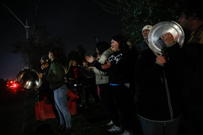 Sexto día sin luz en la RM: Vecinos protestan nuevamente para que se acelere el regreso del suministro eléctrico