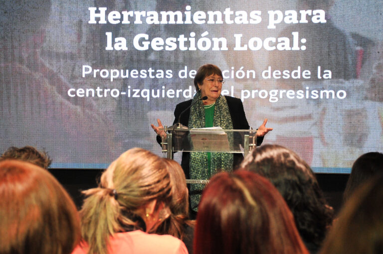 Académico sobre las posibilidades de Bachelet frente a Matthei: 