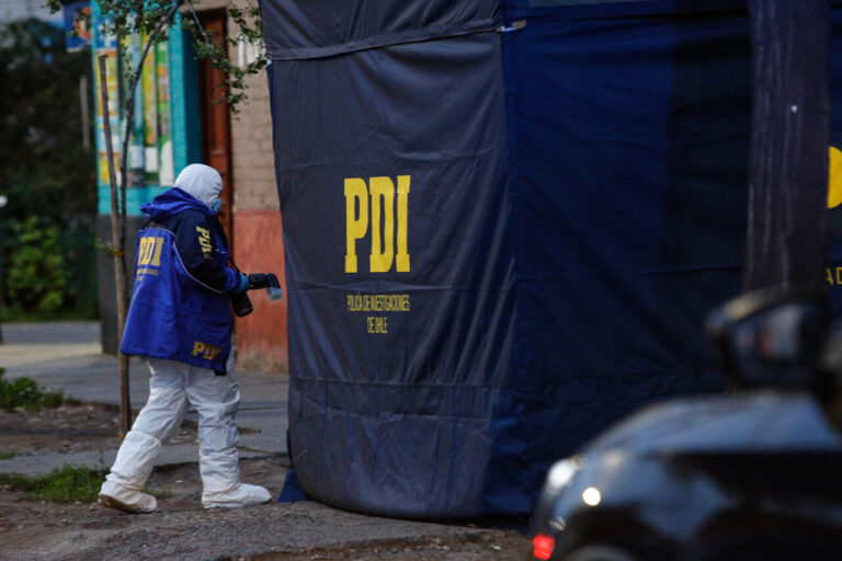 Funcionarios de la PDI abaten a dos delincuentes que los intentaron asaltar en el centro de Santiago