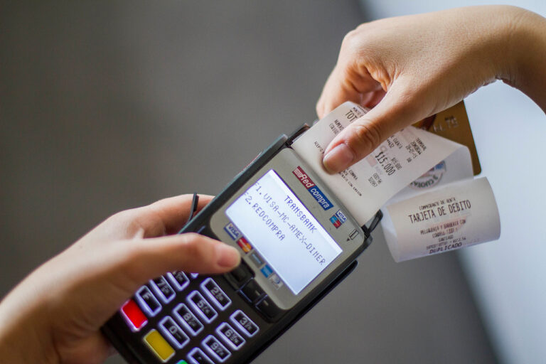Reportan caída en servicios de Transbank: Usuarios enfrentan cobros dobles y problemas para completar pagos