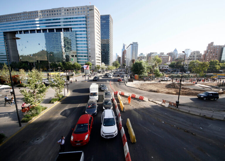 El curioso hallazgo de tapitas de Coca-Cola que está frenando las obras de la Línea 7 del Metro en Providencia