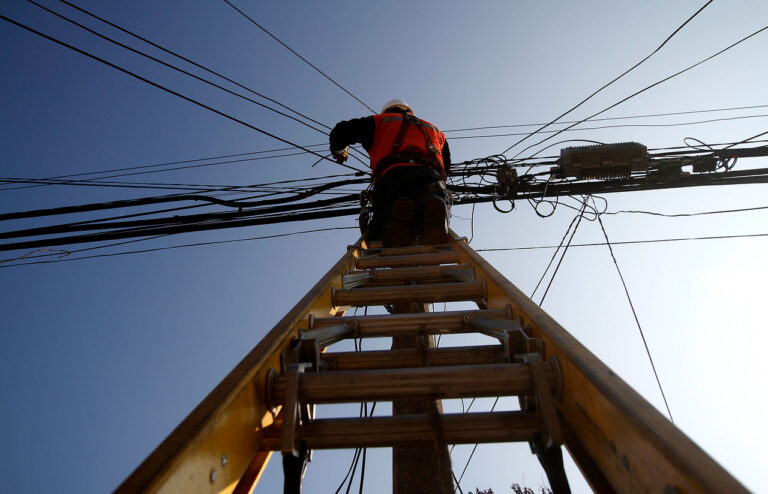 Tras caída de postes: Por qué no hay que manipular los cables eléctricos aunque esté cortado el suministro