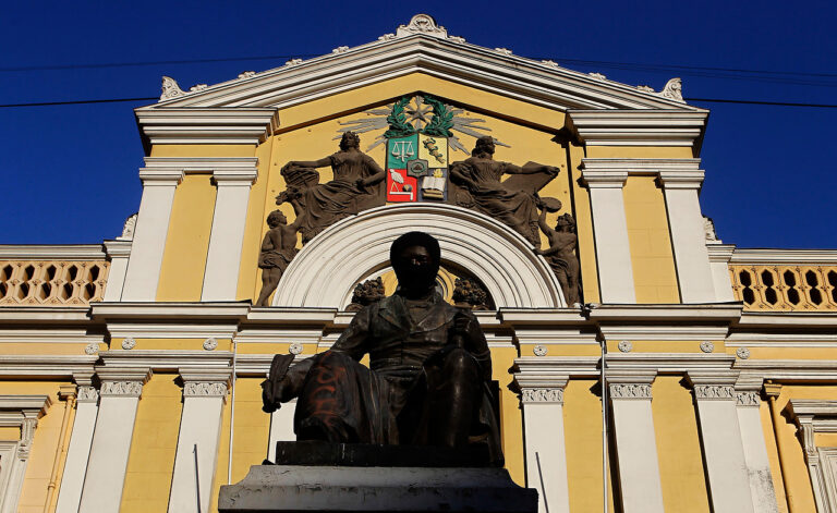 Universidad de Chile suspende actividades docentes tras paso de sistema frontal en Santiago
