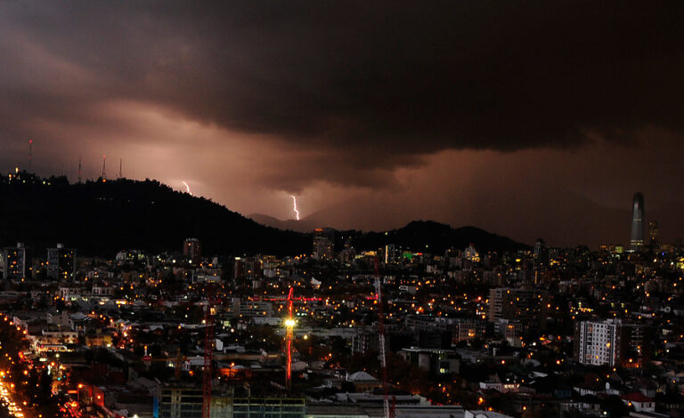 ¿Qué hacer si estoy en la calle y me encuentro con una tormenta eléctrica?