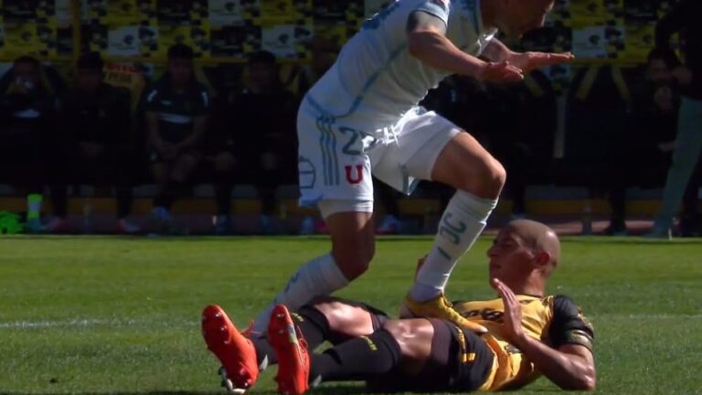 Charles Aránguiz se llena de criticas tras polémica patada en el estómago a rival en el duelo entre la U y Coquimbo Unido