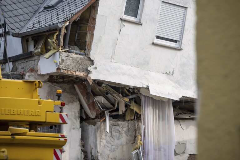 Alemania: 2 muertos y varios atrapados tras derrumbe de un hotel