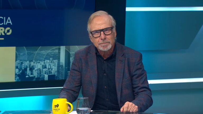 ¿Se candidatea para el Festival de Viña?: Fernando Paulsen vuelve a sorprender cantando en vivo en CNN Chile Radio