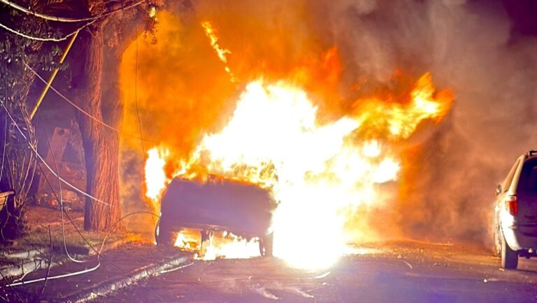 Sistema frontal: Tres autos quedaron calcinados tras caída de tendido eléctrico en Macul