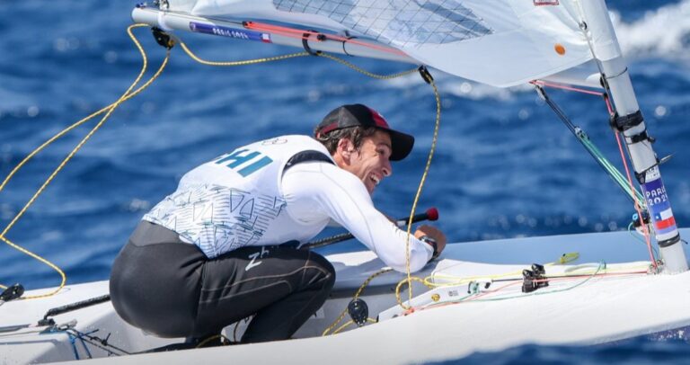 Chile se ilusiona con otra medalla: Clemente Seguel clasificó a la final de vela en los Juegos Olímpicos
