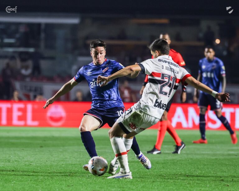 Terror en la Libertadores: La dramática imagen de jugador de Nacional de Uruguay que se desplomó en pleno partido