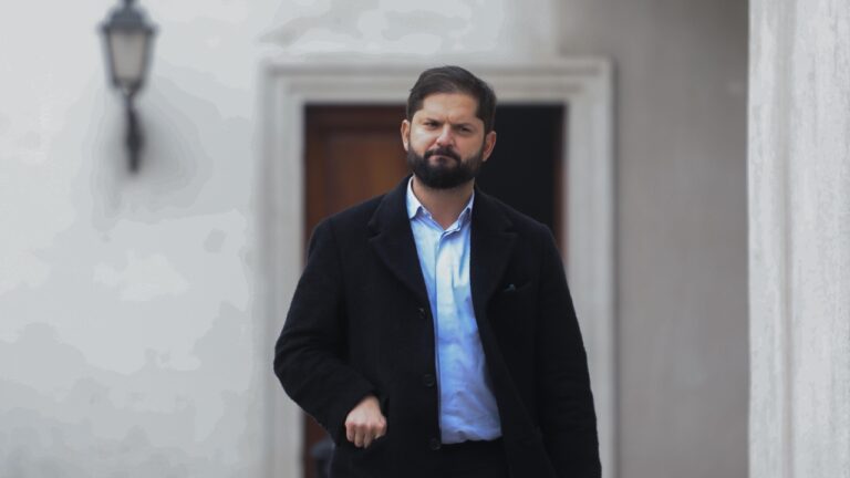 Más de 200 organizaciones piden quitar urgencia al proyecto de permisología: “Es un traje a la medida para los inversionistas”