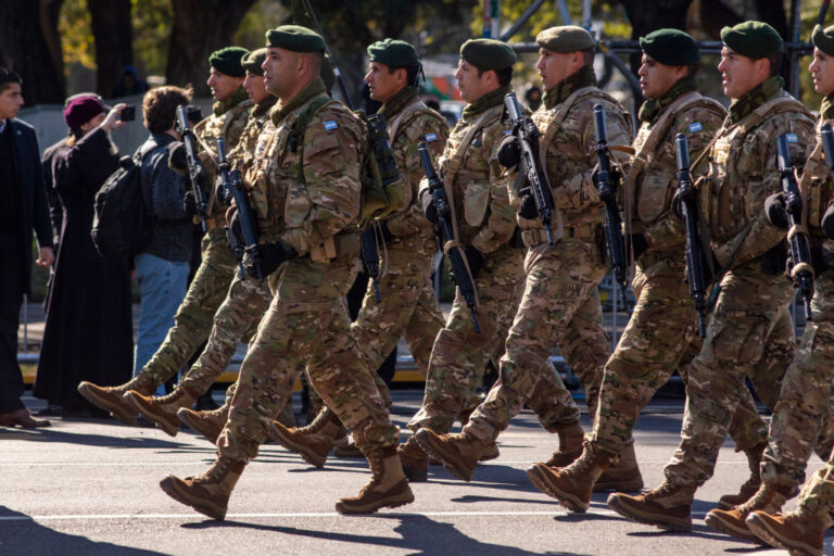 ¿Podría replicarse en Chile?: Gobierno de Milei propone que Fuerzas Armadas patrullen calles debido a crisis de seguridad
