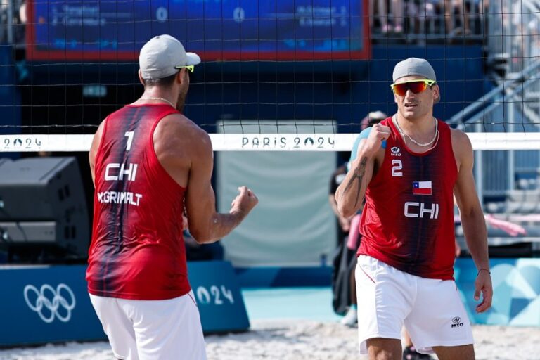 El vóleibol playa va en busca de una medalla para Chile: Primos Grimalt avanzan a octavos de final de los Juegos Olímpicos