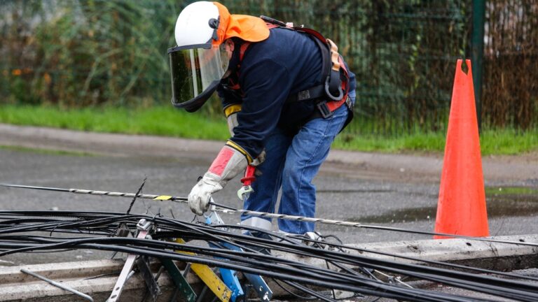 Emplazan a las empresas de electricidad y telefonía para que remuevan los cables en desuso
