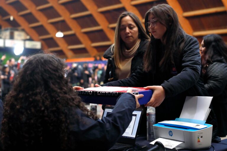 Más de 5.500 computadores de Becas TIC fueron olvidados por Junaeb en bodegas y dados de baja