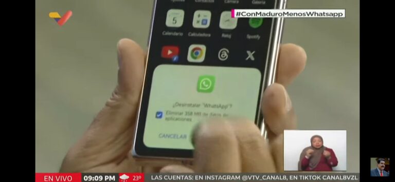 Así fue el momento en que Nicolás Maduro desinstaló WhatsApp en vivo