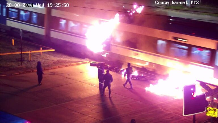 Encapuchados lanzan fuego a tren de pasajeros en Padre las Casas y exigen traslado de Héctor Llaitul a módulo de comuneros