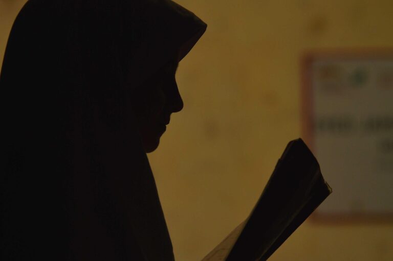 Talibanes prohíben el sonido de la voz de las mujeres en público y ordenan obligatoriedad del uso de la hiyab