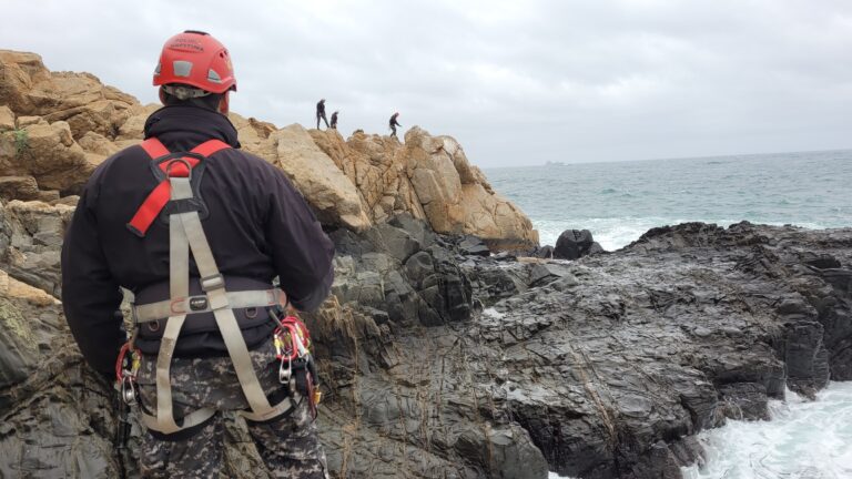 Con equipos en cielo, mar y tierra: La incansable búsqueda de niña arrastrada por las olas en Viña del Mar