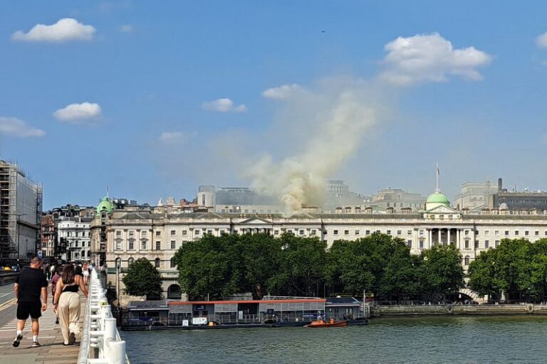 Incendio en Somerset House de Londres: Bomberos combaten las llamas en el histórico museo