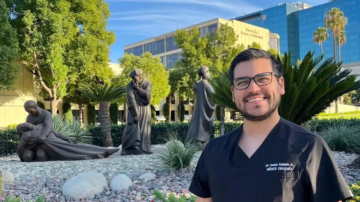 La historia del médico chileno que sufrió un ACV y está con riesgo vital en Estados Unidos: “Es un tipazo, un joven muy querido”