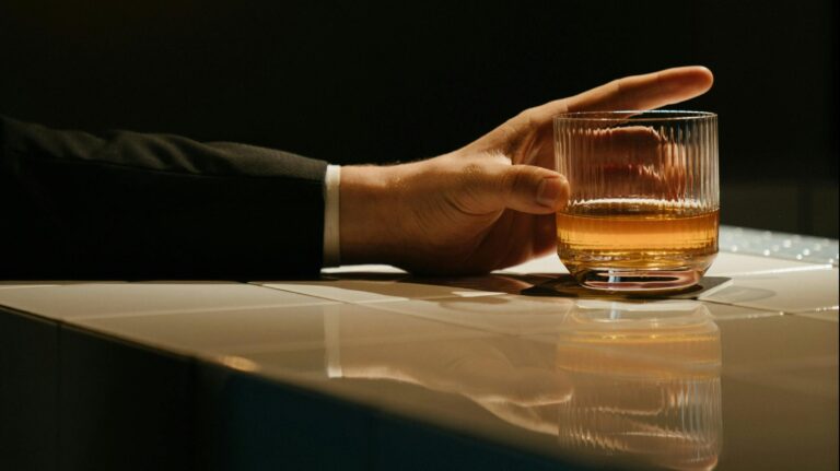 Los desconocidos riesgos que tiene el consumo de alcohol en las personas mayores