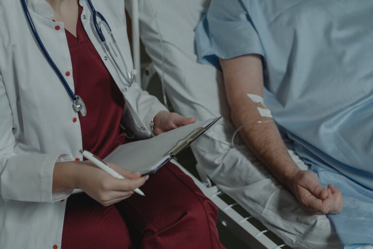 Oncólogo explica: ¿En qué consiste un tratamiento contra el cáncer y qué innovaciones hay?