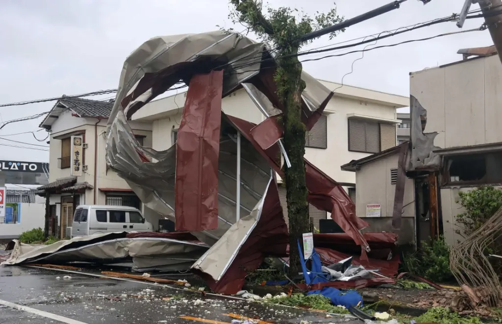 Un objeto arrastrado por los fuertes vientos causados ​​por el tifón Shanshan queda varado en una línea eléctrica en Miyazaki, suroeste de Japón, el 29 de agosto de 2024. (Crédito: Kyodo/Reuters)