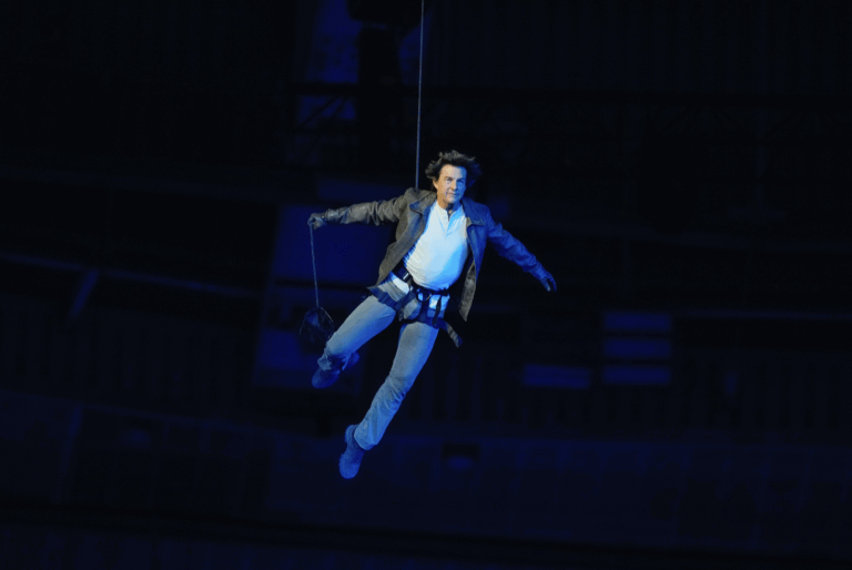 La acrobática aparición de Tom Cruise en la clausura de París 2024: Saltó desde el techo del estadio y manejó una moto