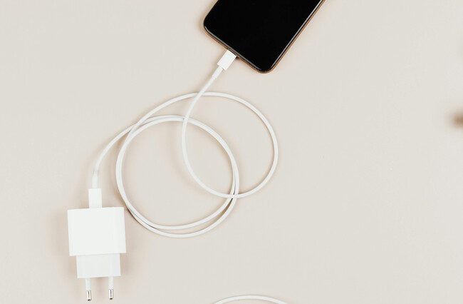 Cámara aprueba proyecto de ley que establece el uso de cargador universal para dispositivos electrónicos