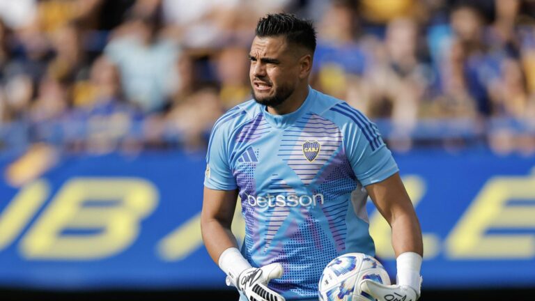 Boca Juniors suspende a Sergio Romero tras agresión a hinchas en superclásico de Argentina