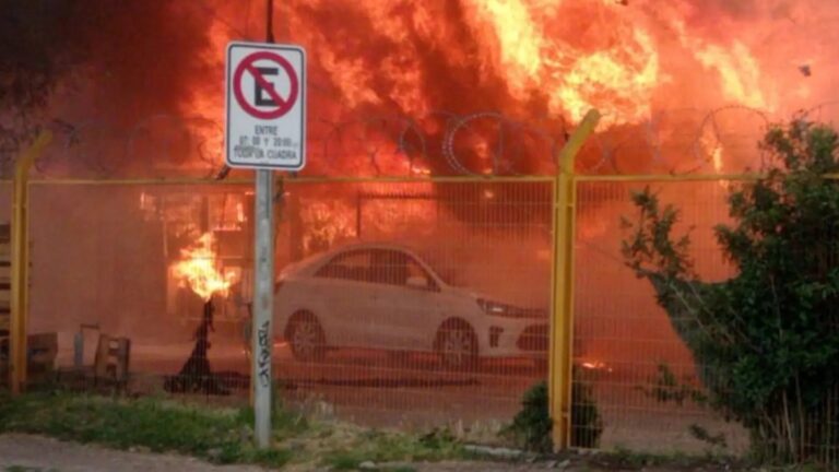 Incendio estructural destruye galpones de feria en Paine: Vehículos de locatarios se han visto afectados