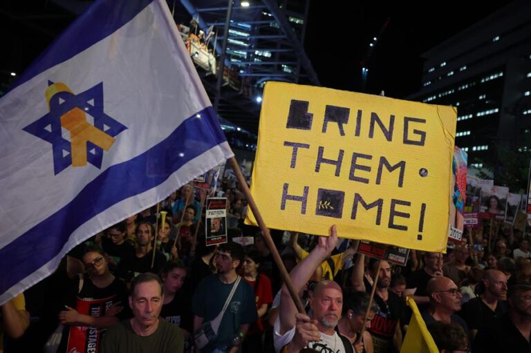 Tras recuperar los cadáveres de 6 rehenes: 500 mil personas participan en protestas en Israel para exigir tregua con Hamás