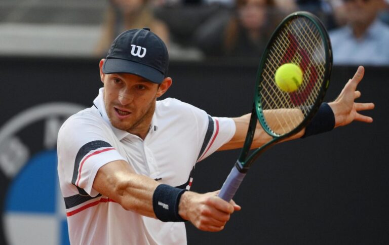 Adiós al ATP de Beijing en primera ronda: Nicolás Jarry cae ante Jannik Sinner, actual número uno del mundo