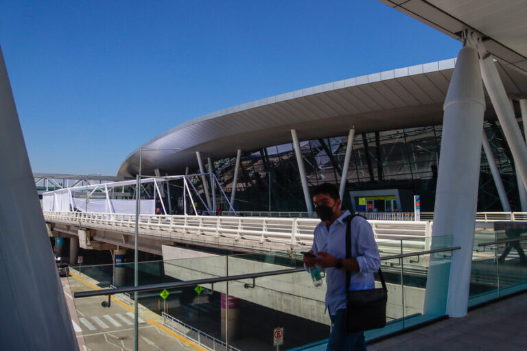De cara a Fiestas Patrias: Trabajadores del Aeropuerto Nuevo Pudahuel anuncian paro para esta semana