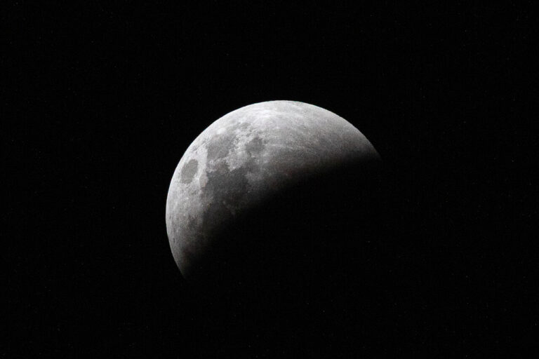 Eclipse lunar parcial podrá verse durante Fiestas Patrias: ¿A qué hora y desde dónde será visible?